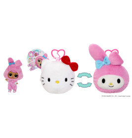 Plüschtier, das von Hello Kitty zu My Melody wechselt, daneben eine kleine Puppe mit rosa Hasenkapuze.