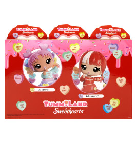 Zwei YummiLand Sweethearts Puppen, Lily Heartz und Ruby Heartz, in einer roten Bonbon-Box mit Herzbotschaften.