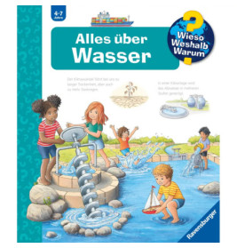 Kinder spielen draußen mit Wasser Ravensburger Lerncover über Wasser, für Kinder von 4-7 Jahren.