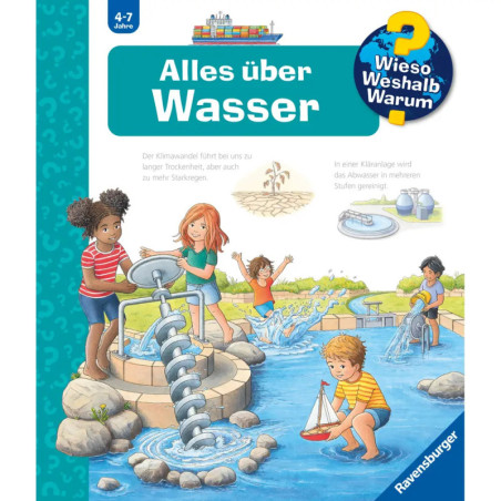 Kinder spielen draußen mit Wasser Ravensburger Lerncover über Wasser, für Kinder von 4-7 Jahren.