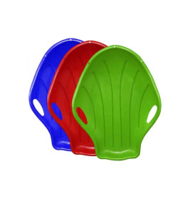 Drei Kunststoff-Schlitten in Blau, Rot und Grün mit seitlichen Griffen sind übereinandergestapelt.