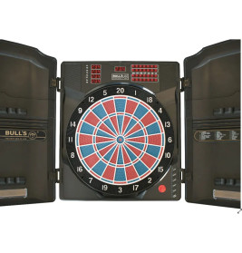 Elektronische Dartscheibe mit offenen Seitenteilen und digitaler Punkteanzeige darüber.