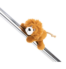 Plüschlöwe mit Seilschwanz und Mähne hält sich schräg an einer glänzenden Metallstange fest.