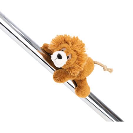 Plüschlöwe mit Seilschwanz und Mähne hält sich schräg an einer glänzenden Metallstange fest.