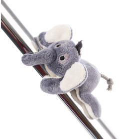 Ein graues Plüschelefantenspielzeug mit weißen Ohren hält sich an einer glänzenden Metallstange fest.