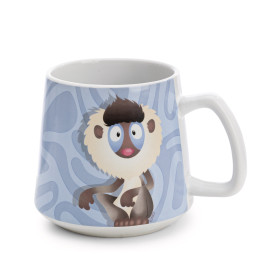 Weiße Tasse mit Cartoon-Affe vor blauem, wellenförmigem Hintergrund.