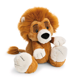 Ein Plüschlöwe mit flauschiger Mähne, weißen Pfoten und freundlichem Gesicht sitzt auf weißem Hintergrund.