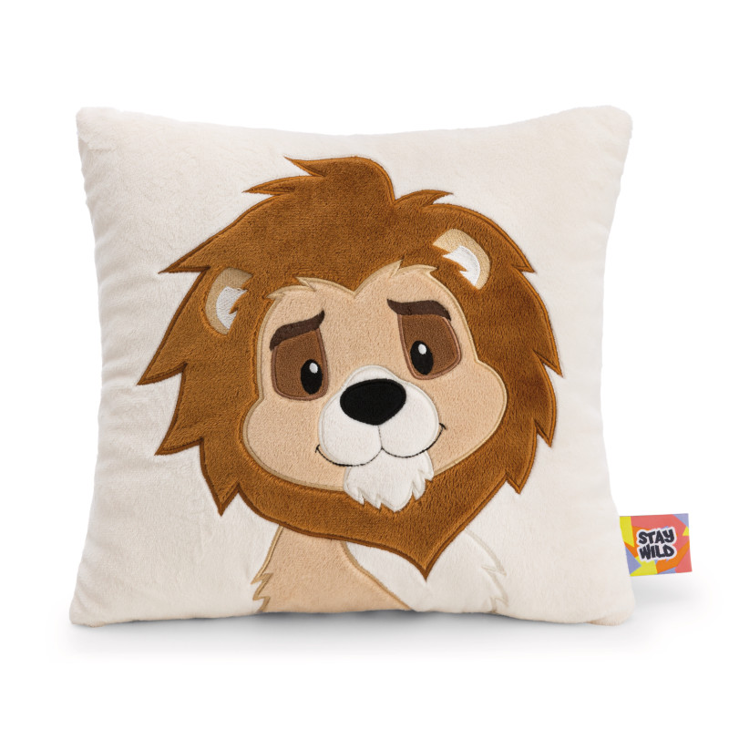 Weißes Kissen mit niedlichem Löwengesicht, brauner Mähne und einem Seitentag mit der Aufschrift "Stay Wild".
