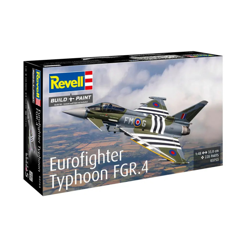 Revell Modellbausatz Eurofighter Typhoon FGR.4, abgebildet ist das Flugzeug fliegend über einer Landschaft.