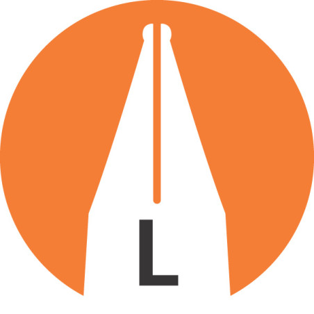 Ein weißer Füllfederhalter mit einem L vor einem orangefarbenen Kreis auf weißem Hintergrund.