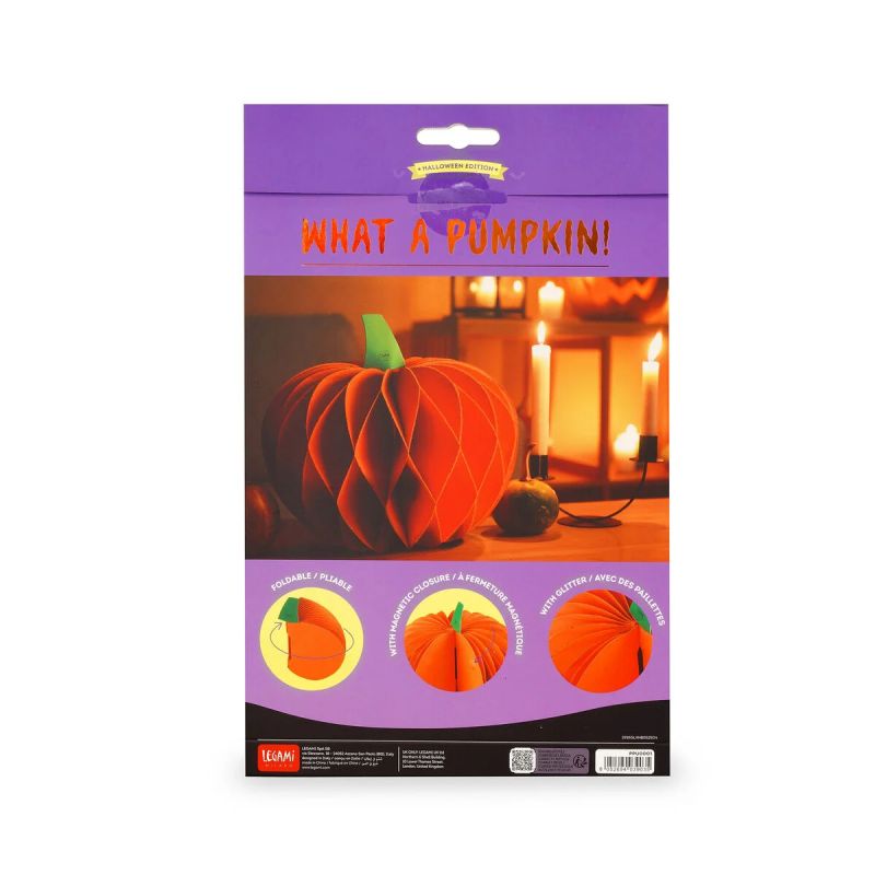 Eine Packung mit Papier-Kürbis-Bastelset What A Pumpkin! und Abbildungen des fertigen Produkts.