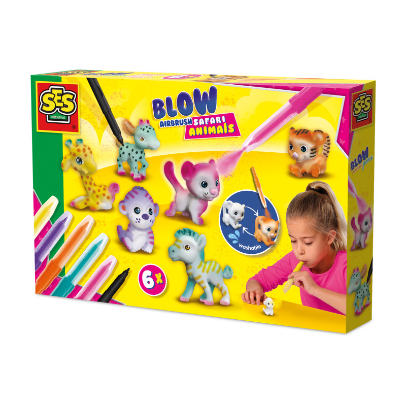 SES Creative Blow Airbrush Safari Animals Bastelset: Box mit Tierfiguren, bunten Stiften und einem Kind bei der Anwendung.