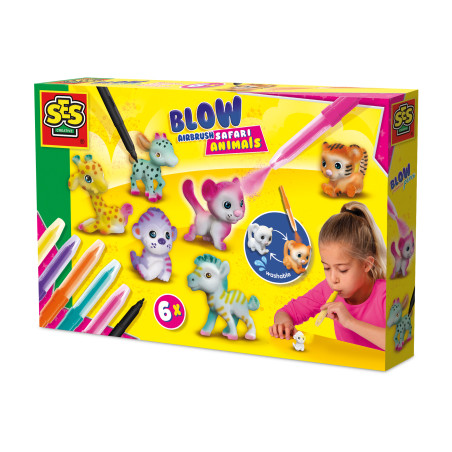 SES Creative Blow Airbrush Safari Animals Bastelset: Box mit Tierfiguren, bunten Stiften und einem Kind bei der Anwendung.