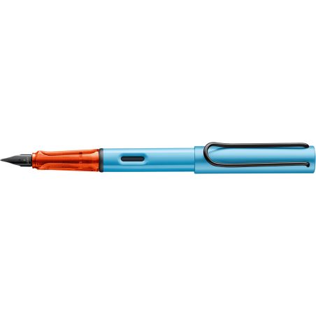 Blauer Füllhalter mit orangefarbenem Griff und schwarzer Feder, seitlich betrachtet.