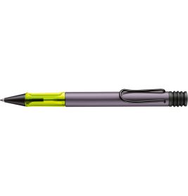 Ein schwarz-grauer Stift mit durchsichtigem gelbem Griff und schwarzem Clip vor weißem Hintergrund.