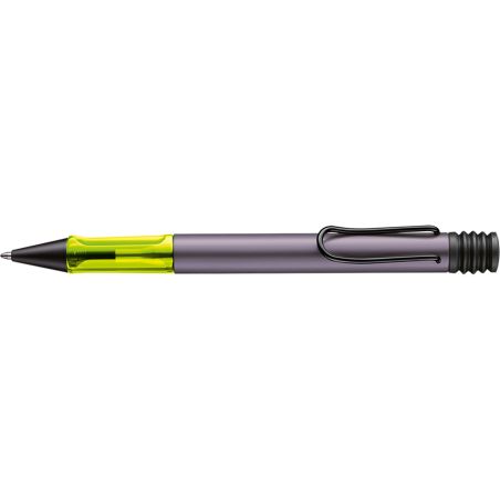 Ein schwarz-grauer Stift mit durchsichtigem gelbem Griff und schwarzem Clip vor weißem Hintergrund.
