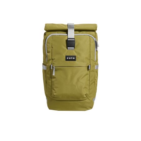 Olivgrüner Rucksack mit Frontreißverschluss, Rollverschluss oben und silberner Schnalle vor weißem Hintergrund.