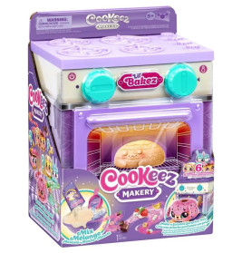 Cookeez Makery Spielzeug-Backofen im lila Karton mit Backzubehör und bunten Spielfiguren.