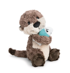 Plüschotter sitzt und umarmt einen kleinen blau-weißen Plüschfisch.