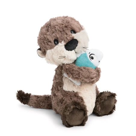 Plüschotter sitzt und umarmt einen kleinen blau-weißen Plüschfisch.