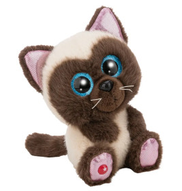 Siamkatze-Plüschtier mit blauen Augen, braunen Ohren, Pfoten und Schwanz sitzt auf weißem Hintergrund.