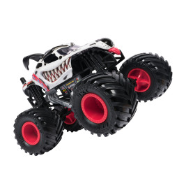 Spielzeug-Monstertruck mit großen schwarzen Reifen, roten Felgen und Hai-Zähnen auf der Karosserie.