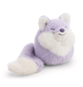 Ein Plüschfuchs mit helllila Fell, weißen Wangen und buschigem Schwanz lächelt mit geschlossenen Augen.