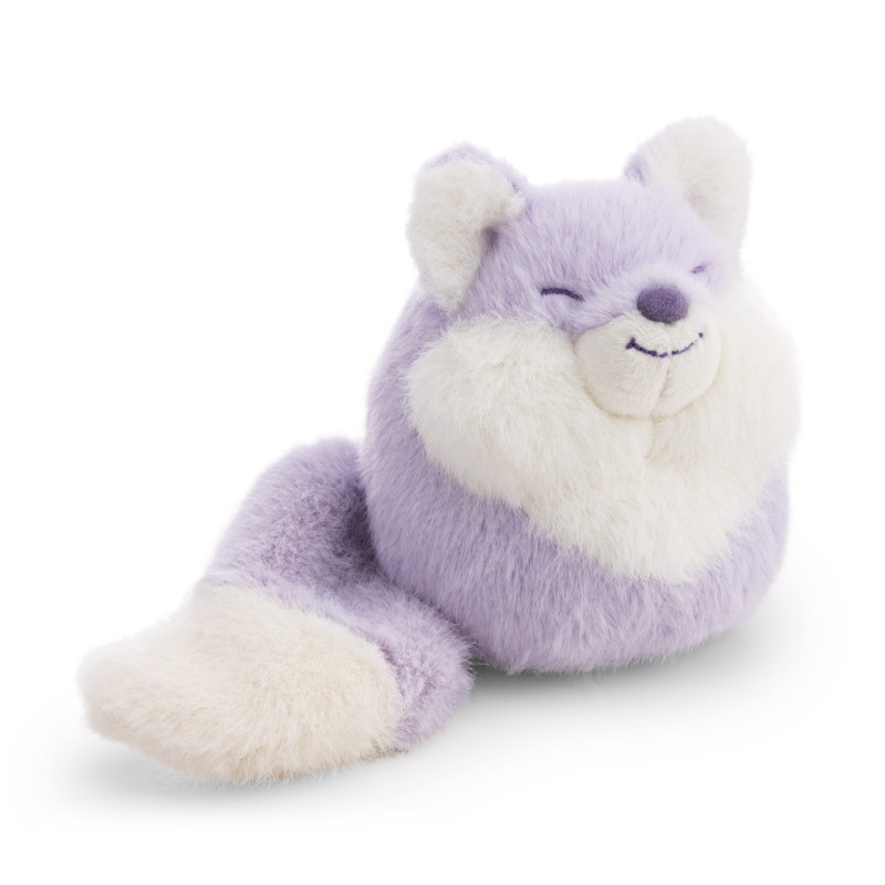 Ein Plüschfuchs mit helllila Fell, weißen Wangen und buschigem Schwanz lächelt mit geschlossenen Augen.