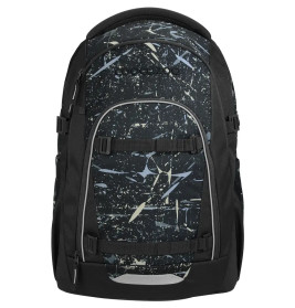 Schwarzer Rucksack mit abstraktem Farbspritzendesign und mehreren Fächern vor weißem Hintergrund.