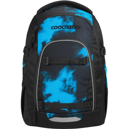 Schwarz-blauer Coocazoo-Rucksack mit Frontgurten und Reißverschlusstasche vor weißem Hintergrund.