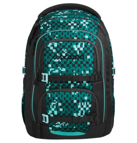 Schwarzer Rucksack mit grün-weiß-schwarzem Pixelmuster und mehreren Reißverschlussfächern.