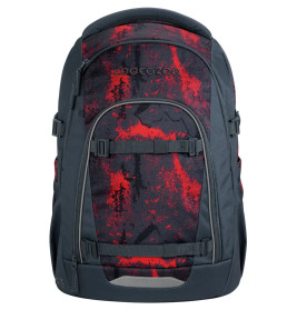 Schwarzer und roter Rucksack mit abstraktem Muster und mehreren Fächern, frontal fotografiert.