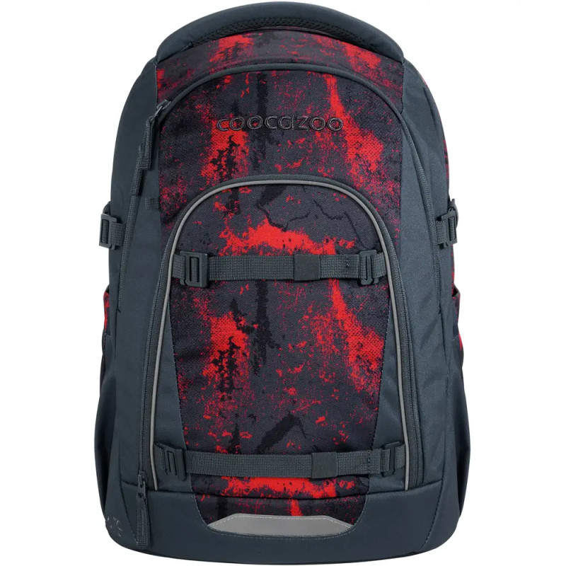 Schwarzer und roter Rucksack mit abstraktem Muster und mehreren Fächern, frontal fotografiert.