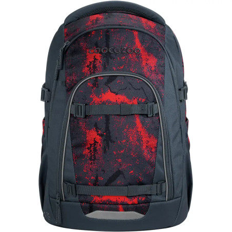 Schwarzer und roter Rucksack mit abstraktem Muster und mehreren Fächern, frontal fotografiert.