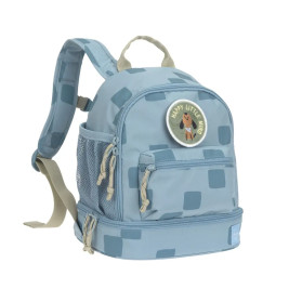Hellblauer Kinderrucksack mit Karomuster, Fronttaschen und einem Happy-Little-Mind-Aufnäher mit Bärenmotiv.