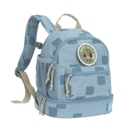 Hellblauer Kinderrucksack mit Karomuster, Fronttaschen und einem Happy-Little-Mind-Aufnäher mit Bärenmotiv.