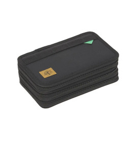 Schwarzes, rechteckiges Etui mit Reißverschluss, drei Fächern und kleinem braunen Aufnäher an einer Ecke.