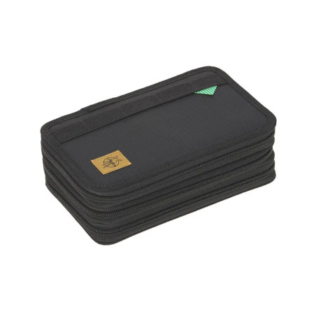 Schwarzes, rechteckiges Etui mit Reißverschluss, drei Fächern und kleinem braunen Aufnäher an einer Ecke.