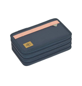 Rechteckiges, dunkelblaues Etui mit Reißverschluss, lachsfarbenem Riemen und kleinem quadratischem Logo oben.