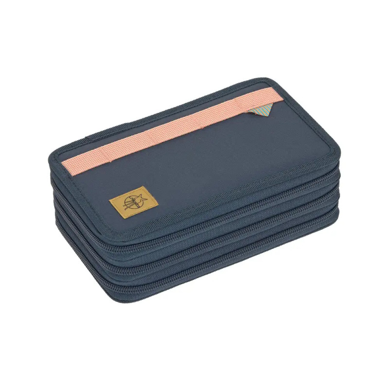 Rechteckiges, dunkelblaues Etui mit Reißverschluss, lachsfarbenem Riemen und kleinem quadratischem Logo oben.