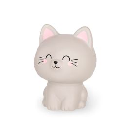 Runde, hellgraue Katzenfigur mit rosa Ohren und Wangen, lächelt mit geschlossenen Augen.