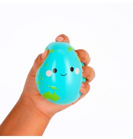 Eine Hand drückt einen blauen Stressball in Erdkugel-Form mit lächelndem Gesicht und weißen Augen.