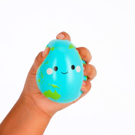 Eine Hand drückt einen blauen Stressball in Erdkugel-Form mit lächelndem Gesicht und weißen Augen.