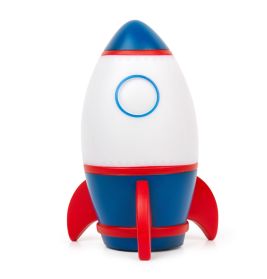 Spielzeugrakete mit weißem Körper, blauem Kopf und Sockel, roten Flossen und rundem blauem Fenster auf weißem Hintergrund.