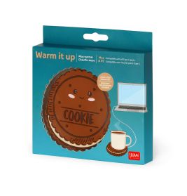 Blaue Box mit cartoonhaftem Keks-Tassenwärmer und Illustration, wie er eine Tasse neben einem Laptop warm hält.