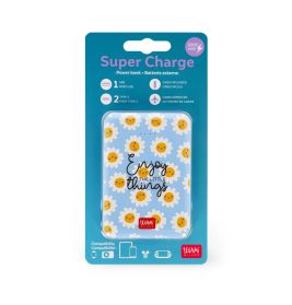 Powerbank in Verpackung mit Gänseblümchen-Muster und dem Aufdruck "Enjoy the little things" auf der Vorderseite.