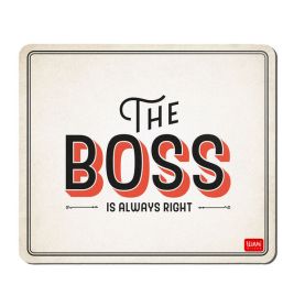 Rechteckiges Schild mit dem Text "The Boss is always right" in schwarzen und roten Buchstaben auf weißem Grund.