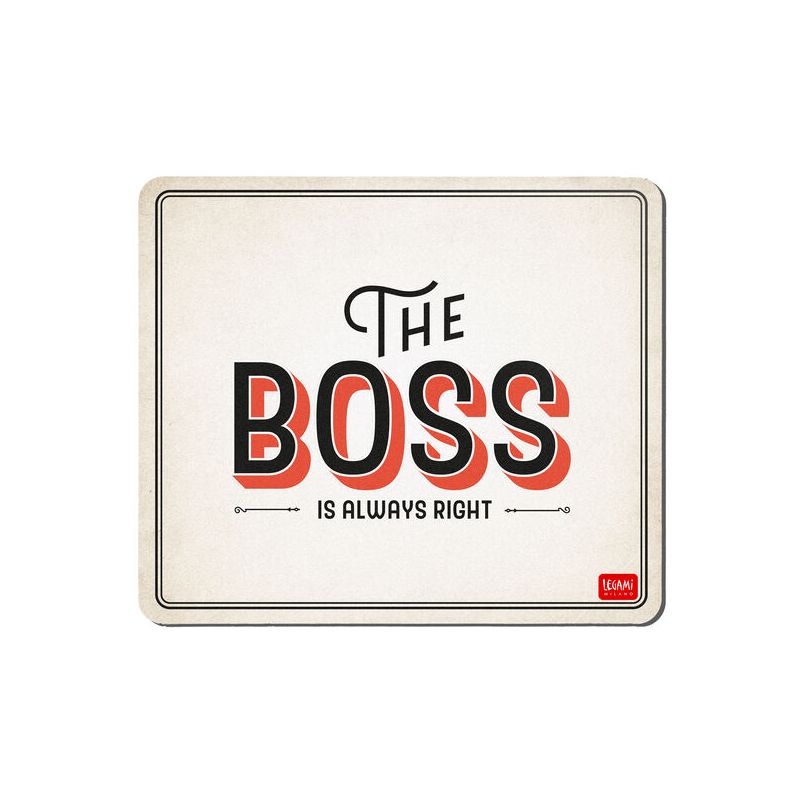 Rechteckiges Schild mit dem Text "The Boss is always right" in schwarzen und roten Buchstaben auf weißem Grund.