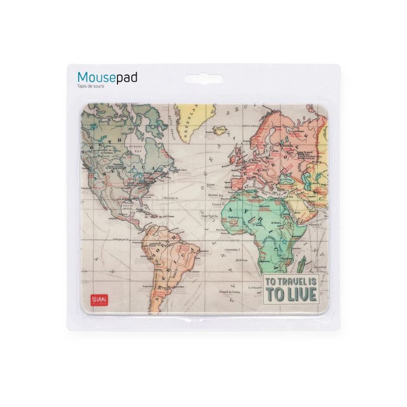 Mauspad mit Vintage-Weltkartenmotiv und dem Spruch "To travel is to live" in einer Ecke.
