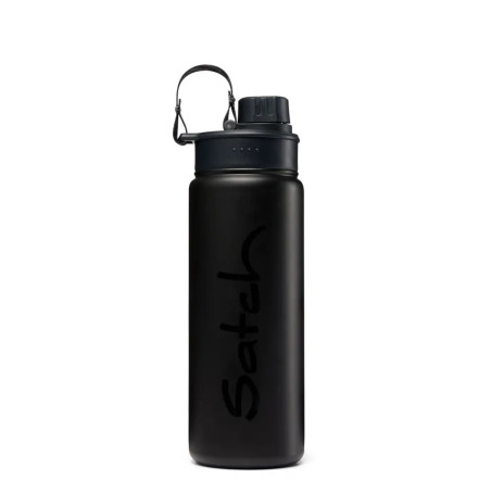 Schwarze Trinkflasche mit Klappdeckel, seitlich steht das Wort Satch senkrecht.